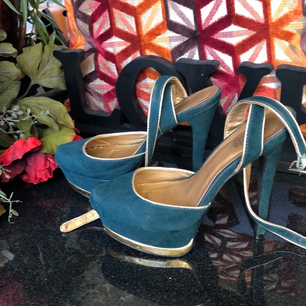 Charolette Russe - Picture 2 of 4